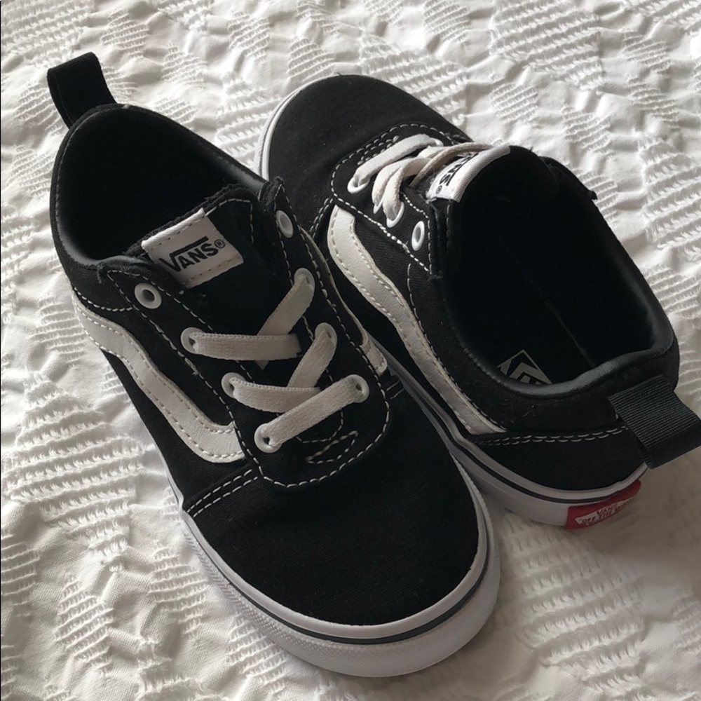 Toddler is old school vans